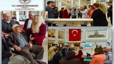 Görsel, Muğla İl Sağlık Müdürlüğü tarafından gerçekleştirilen bir hastane ziyaretini gösteren üç farklı kareden oluşuyor. Soldaki büyük karede, tekerlekli sandalyede oturan yaşlı bir hasta ile sağlık yöneticileri arasında samimi bir iletişim anı görülüyor. Sağlık Müdürü olduğu anlaşılan kişi hastayla yakından ilgileniyor. Sağdaki iki küçük karede ise hastane içinde bir grup sağlık çalışanı ve yöneticinin bilgilendirme veya inceleme toplantısı yaptığı görülüyor. Türkiye bayrağı ve hastanenin tabelası arka planda yer alıyor. Genel olarak görsel, sağlık hizmetlerinde erişilebilirliği artırmaya yönelik bir inceleme veya bilgilendirme ziyaretini yansıtıyor.