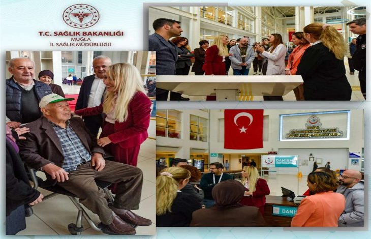 Görsel, Muğla İl Sağlık Müdürlüğü tarafından gerçekleştirilen bir hastane ziyaretini gösteren üç farklı kareden oluşuyor. Soldaki büyük karede, tekerlekli sandalyede oturan yaşlı bir hasta ile sağlık yöneticileri arasında samimi bir iletişim anı görülüyor. Sağlık Müdürü olduğu anlaşılan kişi hastayla yakından ilgileniyor. Sağdaki iki küçük karede ise hastane içinde bir grup sağlık çalışanı ve yöneticinin bilgilendirme veya inceleme toplantısı yaptığı görülüyor. Türkiye bayrağı ve hastanenin tabelası arka planda yer alıyor. Genel olarak görsel, sağlık hizmetlerinde erişilebilirliği artırmaya yönelik bir inceleme veya bilgilendirme ziyaretini yansıtıyor.