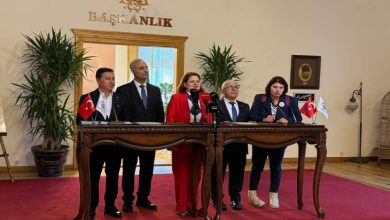 Muğla Büyükşehir Belediye Başkanı Ahmet Aras, Türkiye Sakatlar Derneği Genel Başkanı Şükrü Boyraz ile diğer yöneticiler 'Başkanlık' talesini yazan büyük bir makamda ayakta protokol imzalıyor.