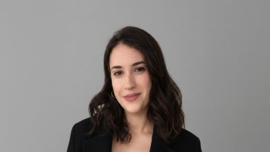 Gri arka plan önünde çekilmiş portre fotoğrafta, koyu renk ceket giyen genç bir kadın kameraya hafif bir tebessümle bakıyor. Sade ve profesyonel kadraj, akademik ya da kurumsal bir profil fotoğrafı havası taşıyor.