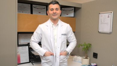 Görselde, Özel Sağlık Hastanesi Fizik Tedavi ve Rehabilitasyon Uzmanı Dr. Arman Öztürk ayakta duruyor ve elleri üniformasının cebinde.