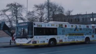 Görselde, şehir içinde seyir halinde ya da durakta bekleyen, farkındalık mesajları ve renkli görsellerle kaplanmış bir belediye otobüsü yer alıyor. Otobüsün dış yüzeyindeki özel tasarım, toplumsal farkındalık ve sanat temalı bir projeyi yansıtıyor.