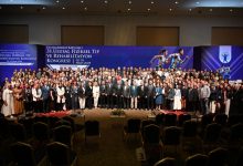 Geniş bir kongre salonunda yüzlerce kişinin sahnede bir araya geldiği toplu fotoğraf çekimi görülüyor. Arkada “31. Ulusal Fiziksel Tıp ve Rehabilitasyon Kongresi” yazılı büyük bir afiş yer alıyor. Katılımcılar resmi kıyafetleriyle yan yana dizilmiş, etkinliğin sonunda çekilen kalabalık ve kurumsal bir hatıra karesi yansıtılıyor.