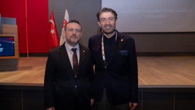 Türkiye Milli Olimpiyat Komitesi Başkanı Veli Ozan Çakır ile Türkiye Milli Paralimpik Komitesi Başkanı Dr. Av. Murat Aksu seçim salonunda yan yana poz veriyor.