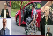 Bir televizyon programına ait kolaj görüntüde, ortada tekerlekli sandalyedeki bir kişi kırmızı bir araca binmeye çalışırken görülüyor. Ekranın sol ve sağ taraflarında ise stüdyo konukları ve konuşmacılar yer alıyor. Farklı karelerin bir araya getirildiği bu görüntü, engelli bireylerin araç kullanımı ve erişim konusunun tartışıldığı bir yayını yansıtıyor.