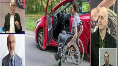 Bir televizyon programına ait kolaj görüntüde, ortada tekerlekli sandalyedeki bir kişi kırmızı bir araca binmeye çalışırken görülüyor. Ekranın sol ve sağ taraflarında ise stüdyo konukları ve konuşmacılar yer alıyor. Farklı karelerin bir araya getirildiği bu görüntü, engelli bireylerin araç kullanımı ve erişim konusunun tartışıldığı bir yayını yansıtıyor.