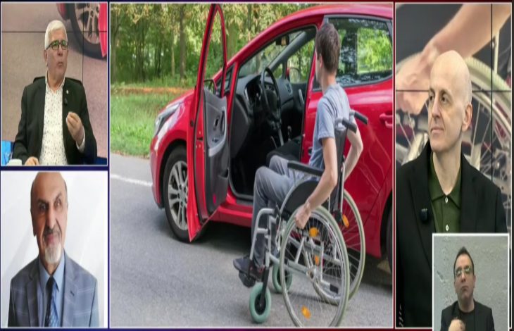 Bir televizyon programına ait kolaj görüntüde, ortada tekerlekli sandalyedeki bir kişi kırmızı bir araca binmeye çalışırken görülüyor. Ekranın sol ve sağ taraflarında ise stüdyo konukları ve konuşmacılar yer alıyor. Farklı karelerin bir araya getirildiği bu görüntü, engelli bireylerin araç kullanımı ve erişim konusunun tartışıldığı bir yayını yansıtıyor.