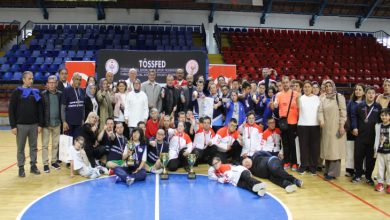 Özel sporcular ile Türkiye Özel Sporcular Spor Federasyonu yetkilileri sahada tören sonunda poz veriyor.