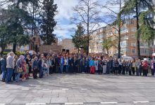 Tekirdağ Otizm ve Özel Bireyleri Destekleme Derneği üyeleri, Çorlu Atatürk Meydanı’nda bulunuyor.