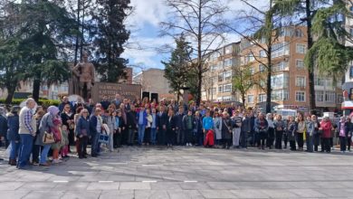 Tekirdağ Otizm ve Özel Bireyleri Destekleme Derneği üyeleri, Çorlu Atatürk Meydanı’nda bulunuyor.