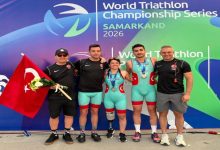 Milli sporcular Kübra Dere ve Uğurcan Özer, teknik kadro ile poz veriyor.