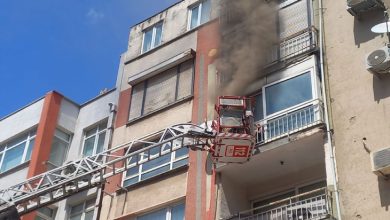 İtfaiyenin sepetli merdiveniyle balkondan tahliye çalışması yapılıyor.