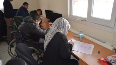 Tek sıra önünde sırtı dönük ve yan yana bulunan kursiyerler deneme sınavı oluyor.