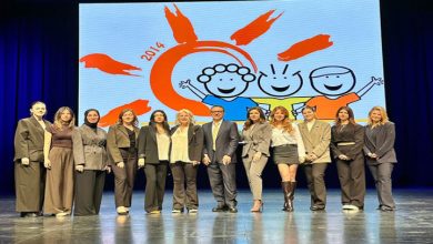 Neuro Gastro Zirve 2026 zirvesinde katılan uzmanlar sahnede bulunuyor.