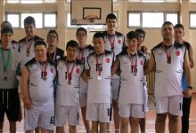 Adal Spor Kulübünün Down Sendromlu Basketbol Takımı sporcuları kazanılan madalyalarla poz veriyor.