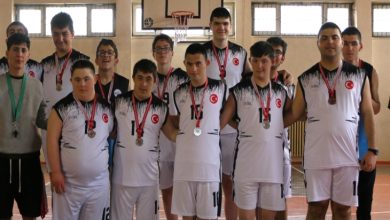 Adal Spor Kulübünün Down Sendromlu Basketbol Takımı sporcuları kazanılan madalyalarla poz veriyor.