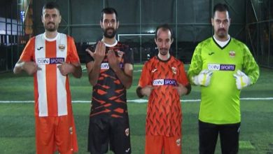 Yan yana sahada duran dört Adana İşitme Engelliler Spor Kulübü sporcusu, formalarında beIN SPORTS göğüs reklamı yazısını işaret ederek poz veriyor.