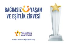 Bağımsız Yaşam ve Eşitlik Zirvesi başlığını taşıyan bu görselde, sağ tarafta üzerinde altın sarısı bir yıldız bulunan kristal bir ödül kupası yer almaktadır. Sol alt köşede Tomurcuk Kooperatifi logosu ve web sitesi adresi bulunurken, tasarımın genelinde beyaz bir arka plan tercih edilmiştir.
