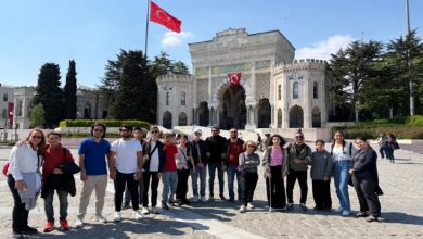 Geziye katılanlar İstanbul Üniversitesi tarihi kapısı meydanında hatıra pozu veriyor.