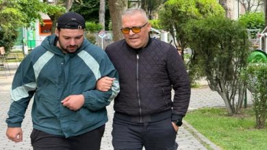Görme engelli Yasin Kurt, koluna girdiği genç bir erkek ile geziyor.