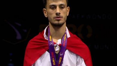 Milli Para Tekvando sporcusu Yusuf Yünaçtı, sırtında Türk bayrağı asılı olarak kadraja yansıyor.