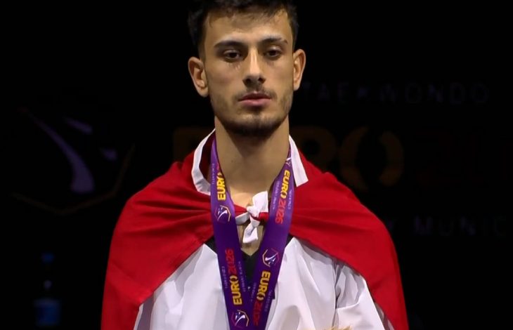 Milli Para Tekvando sporcusu Yusuf Yünaçtı, sırtında Türk bayrağı asılı olarak kadraja yansıyor.