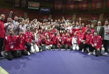 Taekwondo ve Para Taekwondo milli sporcularımız spor salonunda teknik heyet ve yöneticilerle şampiyonluk pozu veriyor.