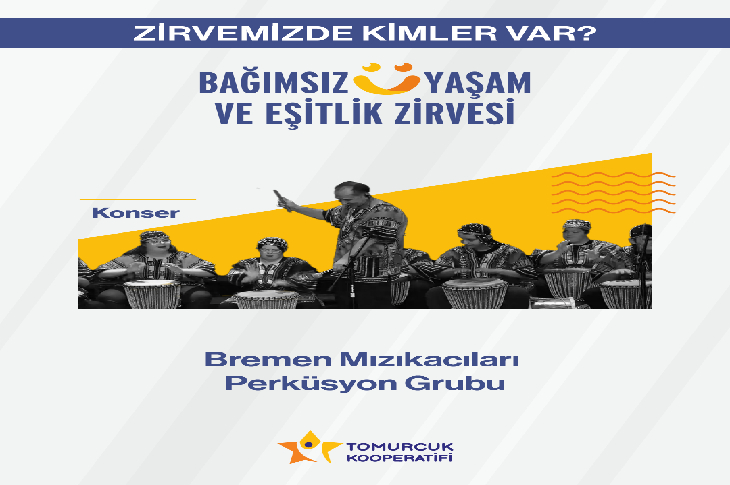Bağımsız Yaşam ve Eşitlik Zirvesi kapsamında sahne alacak olan Bremen Mızıkacıları Perküsyon Grubu'nun konser duyurusunu içeren afişte; grubun performans sergilerken çekilmiş siyah-beyaz bir fotoğrafı ve alt kısımda Tomurcuk Kooperatifi logosu yer almaktadır.