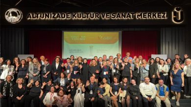 Altunizade Kültür ve Sanat Merkezi sahnesinde çekilen toplu fotoğrafta, farklı yaş gruplarından çok sayıda kişi bir arada poz veriyor. Arkadaki ekranda “Bağımsız Yaşam ve Eşitlik Zirvesi” yazısı yer alırken, katılımcıların çoğu kameraya gülümseyerek el sallıyor. Fotoğraf, kapsayıcılık ve dayanışma temalı geniş katılımlı bir etkinlik atmosferini yansıtıyor.