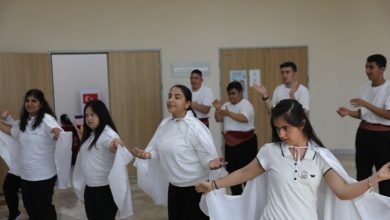 Özel gereksinimli öğrenciler halk oyunu oynuyor.
