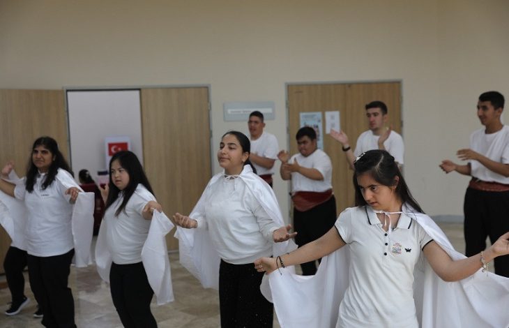 Özel gereksinimli öğrenciler halk oyunu oynuyor.