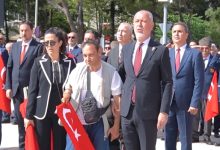 CHP Muğla Milletvekili Cumhur Uzun ile bir kadın görevli, engelli Murat Metin'in koluna girerek marş okuyorlar.