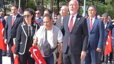 CHP Muğla Milletvekili Cumhur Uzun ile bir kadın görevli, engelli Murat Metin'in koluna girerek marş okuyorlar.