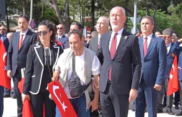 CHP Muğla Milletvekili Cumhur Uzun ile bir kadın görevli, engelli Murat Metin'in koluna girerek marş okuyorlar.