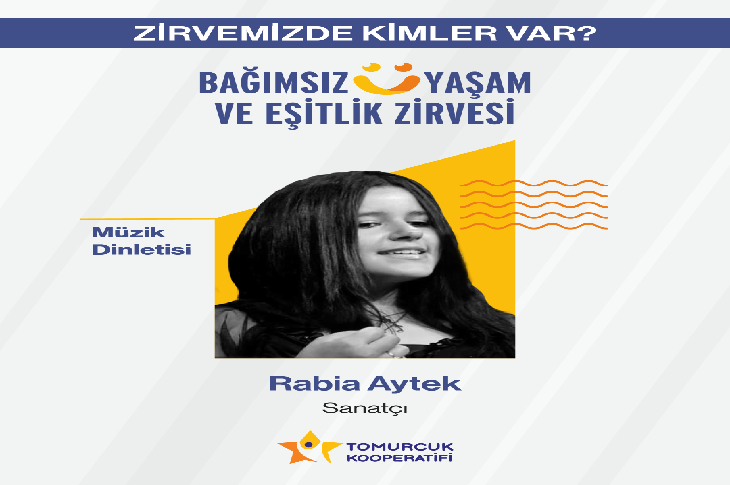 Tomurcuk Kooperatifi tarafından düzenlenen Bağımsız Yaşam ve Eşitlik Zirvesi'nin tanıtım afişinde, sanatçı Rabia Aytek'in bir müzik dinletisi gerçekleştireceği bilgisi ve sanatçının siyah-beyaz bir fotoğrafı yer almaktadır.