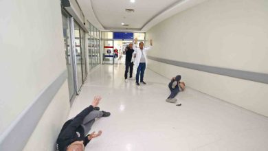 Görsel, bir hastane koridorunda gerçekleştirilen "pembe kod" (çocuk kaçırma vakalarına karşı acil durum) tatbikatını yansıtmaktadır.