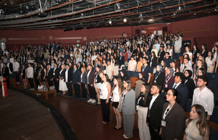Kongre katılımcıları saygı duruşu ve İstiklal Marşını okuyor.