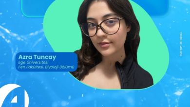 Görselde, siyah üst giyen, uzun koyu saçlı ve gözlüklü Azra Tuncay’ın portresi yer alıyor. Arka planda mavi‑yeşil tonlarda modern bir grafik tasarım bulunuyor. Sol üstte “Azra Tuncay – Ege Üniversitesi, Fen Fakültesi Biyoloji Bölümü” yazısı görülüyor.