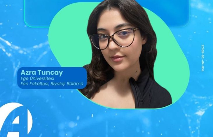 Görselde, siyah üst giyen, uzun koyu saçlı ve gözlüklü Azra Tuncay’ın portresi yer alıyor. Arka planda mavi‑yeşil tonlarda modern bir grafik tasarım bulunuyor. Sol üstte “Azra Tuncay – Ege Üniversitesi, Fen Fakültesi Biyoloji Bölümü” yazısı görülüyor.