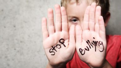Görselde, ellerini kameraya doğru uzatan bir çocuk yer alıyor. Avuç içlerine İngilizce "Stop Bullying" (Zorbalığı Durdurun) yazılmış. Fotoğraf, çocuklara yönelik akran zorbalığına dikkat çeken güçlü ve çarpıcı bir mesaj veriyor.