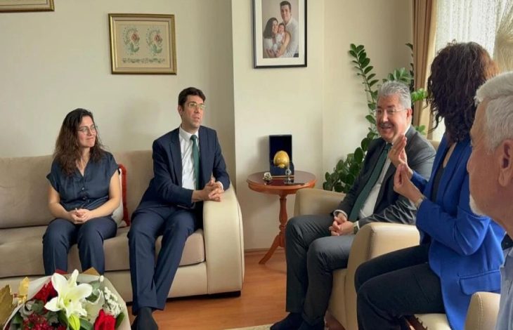 Aydınlık ve düzenli bir oturma odasında Eskişehir Valisi Dr. Erdinç Yılmaz, mühendis Gizem Uyanık , Burak Uyanık çifti ile işaret dili çevirmeni kadınla birlikte iletişim kuruyor.