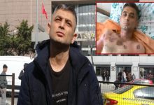 Görselde, dış mekânda duran bir erkek görülüyor. Arka planda bir adliye binası ve yoğun şehir trafiği yer alıyor. Sağ üst köşede, aynı kişinin hastane yatağında yatarken çekilmiş ve göğüs bölgesi mozaiklenmiş ikinci bir fotoğrafı bulunuyor. Fotoğraflar, yaşadığı bir olay sonrası hem dışarıda hem de tedavi sürecinde çekilmiş görüntüleri yan yana gösteriyor.