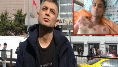 Görselde, dış mekânda duran bir erkek görülüyor. Arka planda bir adliye binası ve yoğun şehir trafiği yer alıyor. Sağ üst köşede, aynı kişinin hastane yatağında yatarken çekilmiş ve göğüs bölgesi mozaiklenmiş ikinci bir fotoğrafı bulunuyor. Fotoğraflar, yaşadığı bir olay sonrası hem dışarıda hem de tedavi sürecinde çekilmiş görüntüleri yan yana gösteriyor.