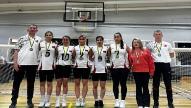Kadın Goalball Milli Takımı ve teknik kadro, madalyalarıyla birlikte sahada poz veriyor.