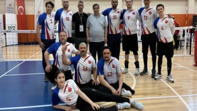 Kahramanmaraş Büyükşehir Belediye Spor takım sporcuları, Oturarak Voleybol Süper Ligi finali maçı sonrası sahada poz veriyor.
