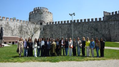 Tarihçi ve yazar Ali Canip Olgunlu ile geziye katılan ziyaretçiler Yedikule sur alanında yeşil bir ortamda poz veriyorlar.