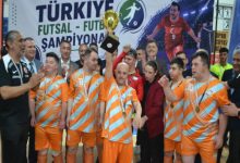Kocasinan Belediyespor Down Takımı sporcuları kupayı kaldırıyor.