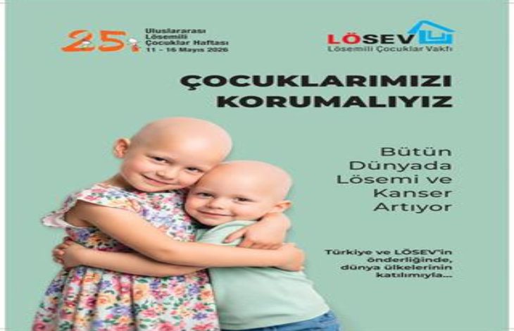 Görselde, lösemi tedavisi gören iki çocuk birbirine sarılarak gülümsüyor. Arka plan yeşil tonlarında ve üzerinde “Çocuklarımızı Korumalıyız – Bütün Dünyada Lösemi ve Kanser Artıyor” yazısı yer alıyor. Sol üstte 25. Uluslararası Lösemili Çocuklar Haftası (11–16 Mayıs 2026) ifadesi, sağ üstte ise LÖSEV logosu bulunuyor.