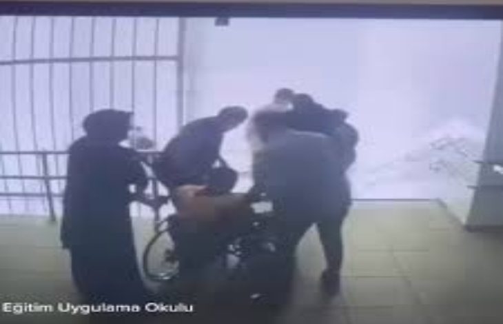 Güvenlik kamerası görüntüsünde, deprem sırasında öğretmenler engelli öğrencileri tekerlekli sandalye ile güvenli alana taşımaya çalışıyor. Kapalı bir okul alanında kaydedilen görüntü, panik anında gösterilen dayanışma ve hızlı müdahaleyi yansıtıyor.