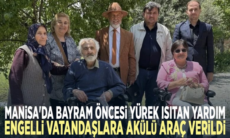 Altı kişilik bir grup var; iki kişi tekerlekli sandalyede, diğerleri ayakta ve hepsi birlikte poz veriyor.